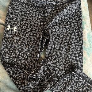 Under Armour Black and White Patterned Leggings capris length 10/12 size